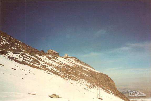Lá no alto, o refúgio do monte Chacaltaya, a mais alta pista de esqui do mundo, perto de La Paz, na Bolívia (viagem de Julho de 1990)